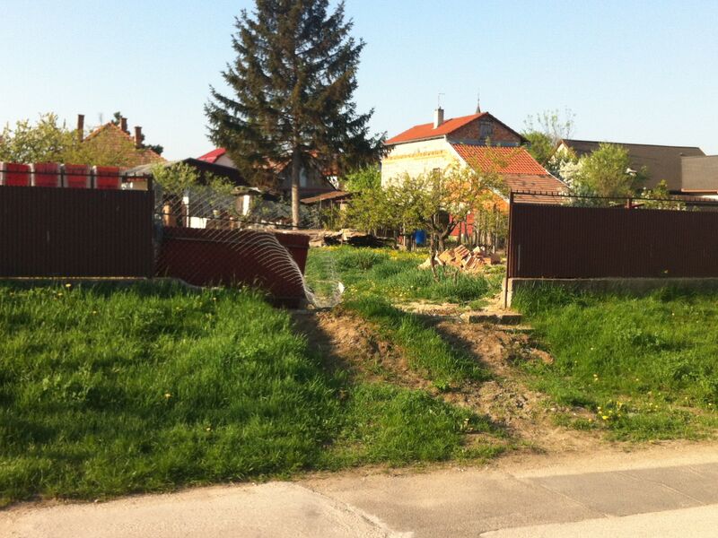 Pohľad na pozemok z ulice pred stavbou domu