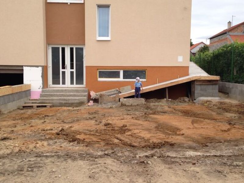 Pohľad na dom spredu, pred úpravou dvora
