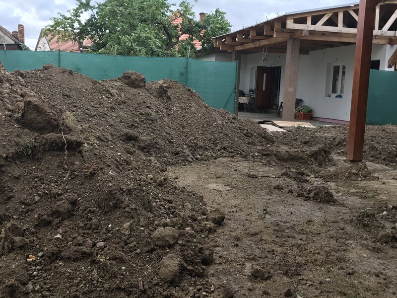 Terénne úpravy dvora pri hotovom dome